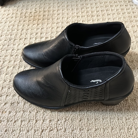 Black ankle boots - so comfy & cute - never worn - man made leather like - Picture 4 of 6